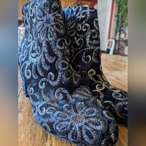 ALDO sequin + velvet booties size 8 Floral Embroidery Heel Black Gold Feminine